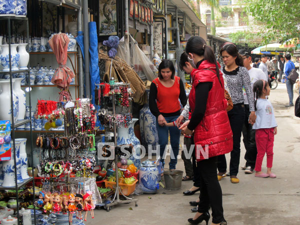 Nhưng nhìn chung chợ Bát Tràng rất ít khách mua lộc bình, thỉnh thoảng chỉ có một vài chị em phụ nữ đi mua bát đĩa chuẩn bị cho ngày Tết.