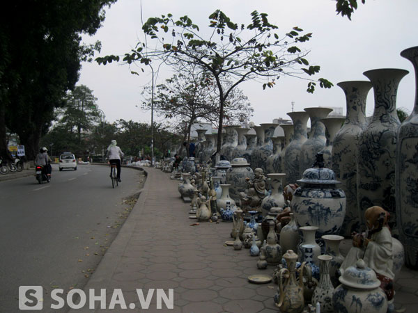 Không chỉ lộc bình ở chợ đầu mối Bát Tràng ế ẩm mà lộc bình bày bán ở vỉa hè cũng... chịu chung số phận.