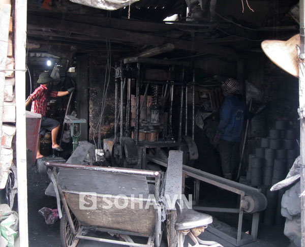 Xưởng làm than trong ngõ 298 Ngọc Hồi (Thanh Trì, Hà Nội), nơi vợ chồng anh Huấn - chị Huê làm.