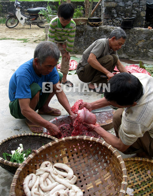 Trong khi đó thì những người còn lại làm món lòng.