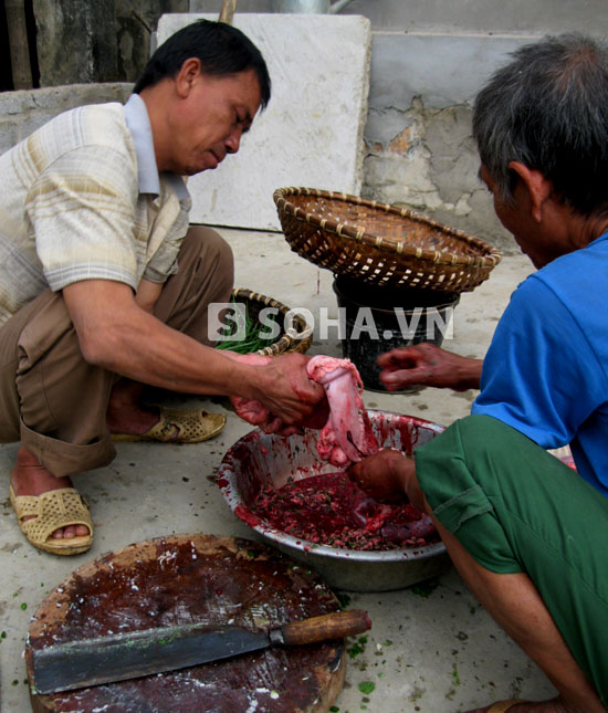 Bộ lòng của lợn ăn chung ngày Tết không bán mà được làm để mọi người chung thịt ăn và uống rượu cùng nhau.