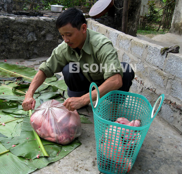 Sau khi thịt đã chia xong, ai nhận phần thịt của người đó để đem về ăn tết.