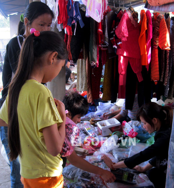 Chợ quê ngày Tết luôn được trẻ em đón chờ háo hức vì đây cũng là dịp được bà, mẹ cho đi chợ và sắm cho những bộ quần áo mới.