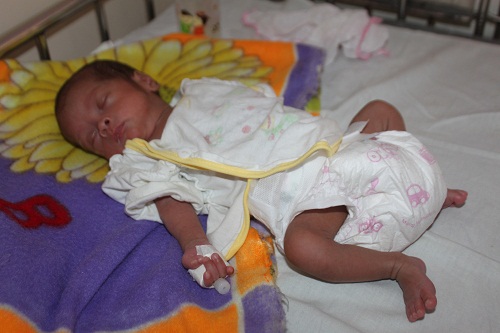 
	Bé Nguyễn Văn Nam (1 tháng tuổi) đang nằm điều trị tại khoa sơ sinh, bệnh viện Sản - Nhi Nghệ An.