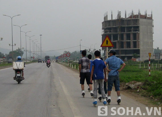 Hàng chục thanh-thiếu niên tụ tập nhau thành những đội để đua patin trên đường quốc lộ