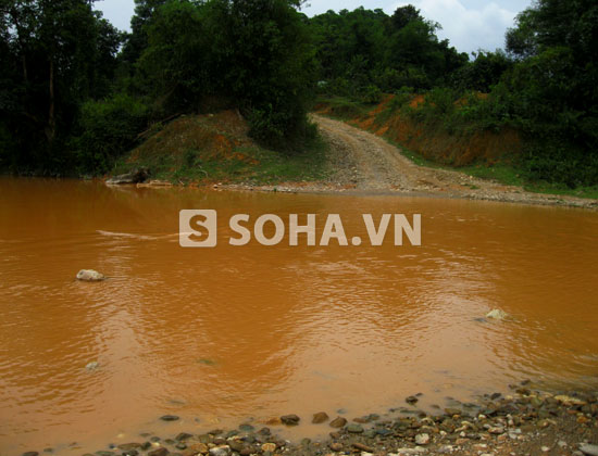 Thường Xuân là một huyện miền núi nghèo của Thanh Hóa, trong đó Xuân Chinh lại là một xã đặc biệt khó khăn của huyện Thường Xuân. Hai thôn Cụt Ặc và Tú Tạo bị biệt lập với bên ngoài bởi con suối này.