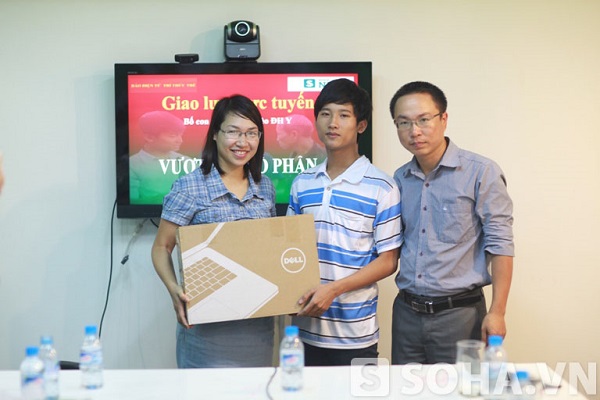 	Đại diện của FPT shop phối hợp với Dell tặng quà cho thủ khoa Nguyễn Hữu Tiến tại buổi giao lưu