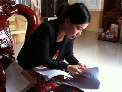 
	Bà Trần Hồng Ly với hồ sơ khiếu kiện.