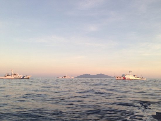 	Trạch Mặc không chỉ có một mình, mà được 3 tàu cảnh sát biển Trung Quốc hộ tống