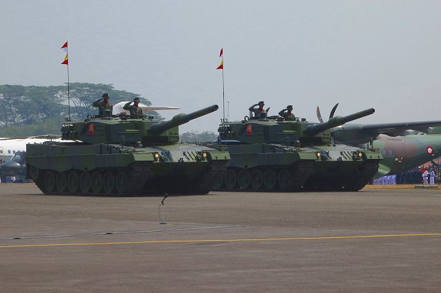 Xe tăng chiến đấu chủ lực Leopard 2A4 của quân đội Indonesia trong một buổi lễ duyệt binh ở Jakarta