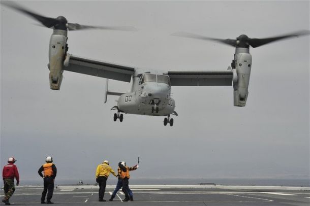 Máy bay vận tải MV-22 Osprey của Mỹ hạ cánh trên tàu khu trục chở trực thăng lớp Hyuga của Nhật Bản