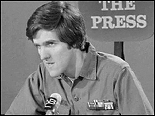  	John Kerry diễn thuyết phản đối chiến tranh Việt Nam trong chương trình Meet the Press ngày 18/4/1971.