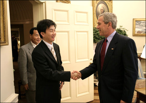 Kang Chol Hwan, nhân chứng cuộc hành quyết công khai 2 anh hùng đặc nhiệm Triều Tiên, trong dịp gặp cựu Tổng thống Mỹ George W. Bush vào tháng 6/2005