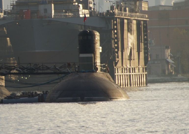 Nguồn tin ARMS-TASS của Nga cho biết, văn kiện bàn giao kỹ thuật tàu ngầm Hà Nội sẽ được hai bên ký kết trong hôm nay. Sau đó, con tàu sẽ ở lại cảng nhà máy cho tới giữa tháng 11 mới bắt đầu về nước. Trong ảnh là tàu ngầm Hà Nội tại âu tàu nhà máy hôm 4/11.