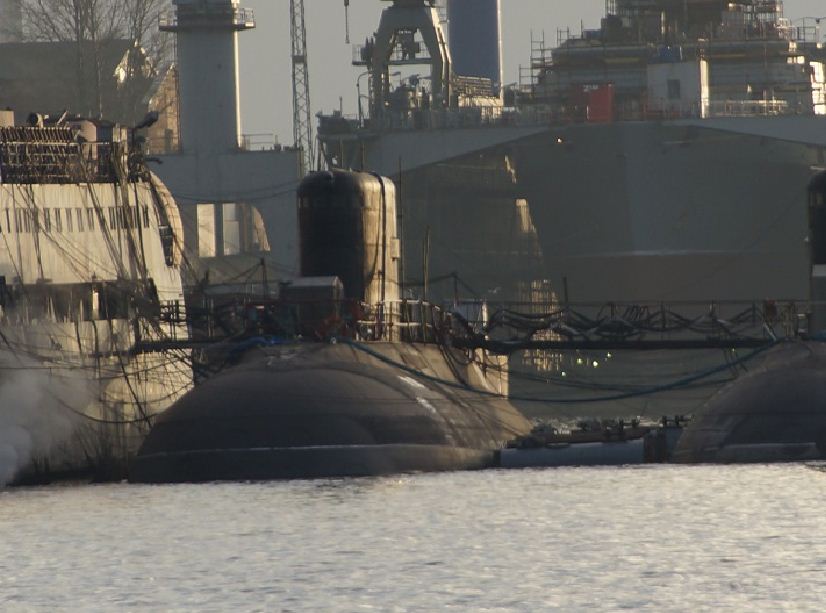 Phía trong là tàu ngầm Hải Phòng, đang tiếp tục được hoàn thiện phần cấu trúc thượng tầng.