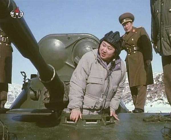 	Ảnh chụp ông Kim Jong Un lái xe tăng khi đi thăm một đơn vị quân đội Triều Tiên