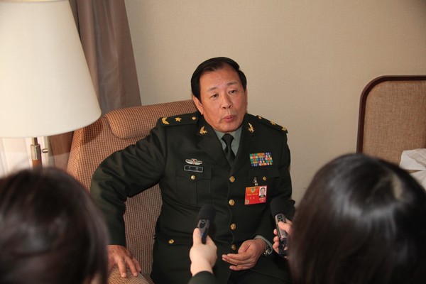 
	La Viện, học giả đeo lon thiếu tướng nổi tiếng "diều hâu" của Trung Quốc
