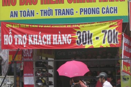 
	Một cửa hàng treo biển trợ giá tại Hà Nội.