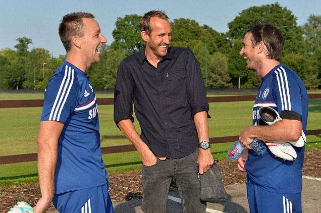 	Mark Schwarzer đã chính thức gia nhập Chelsea ở tuổi 40