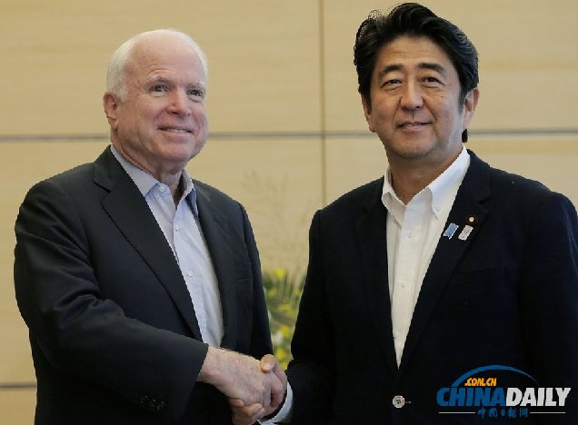 	Thượng nghị sĩ Mỹ John McCain bắt tay Thủ tướng Nhật Bản Shinzo Abe.