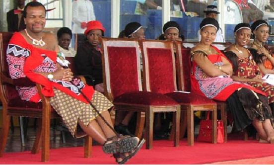  	Vua Mswati III và các bà vợ