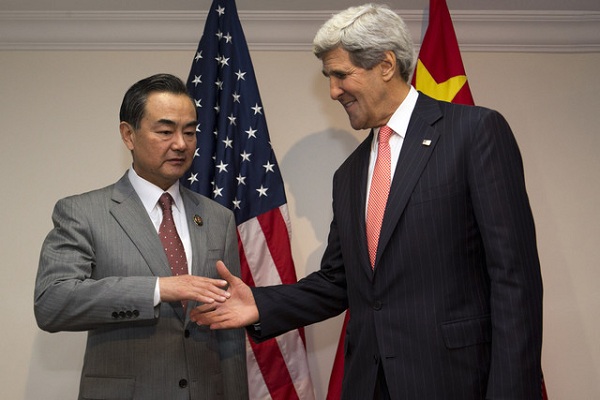 
	Vẻ mặt đăm chiêu của Ngoại trưởng Trung Quốc Vương Nghị khi bắt tay người đồng cấp Mỹ John Kerry tại Hội nghị Ngoại trưởng ASEAN ở Brunei