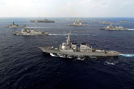 Lính Mỹ và Lực lượng phòng vệ Nhật Bản tập trận trên biển Philippines năm 2007