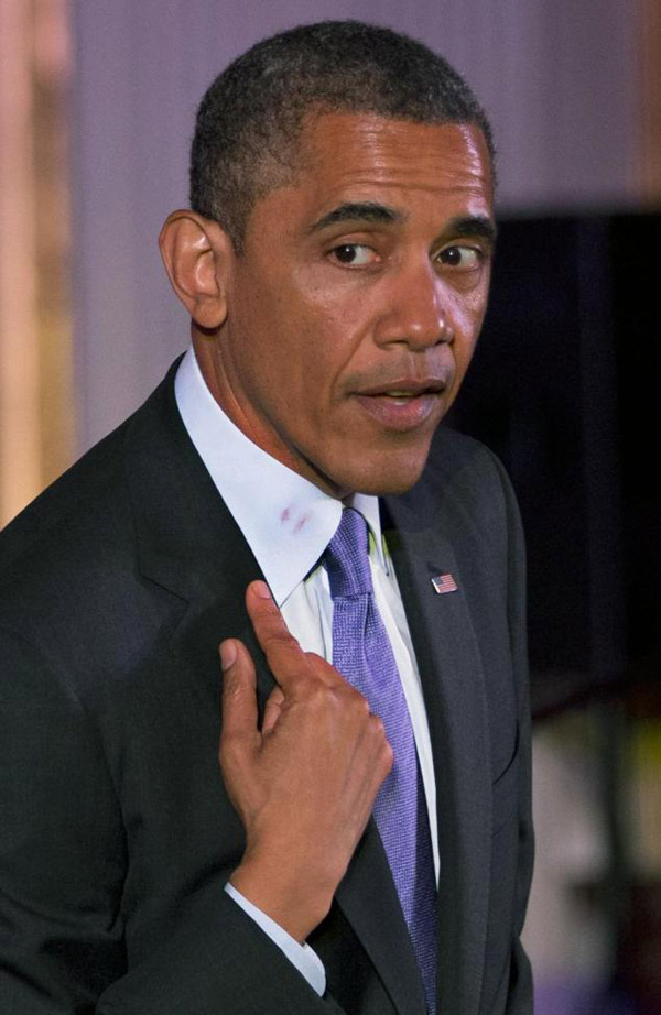 Ai để lại vết son môi trên cổ áo Tổng thống Obama?