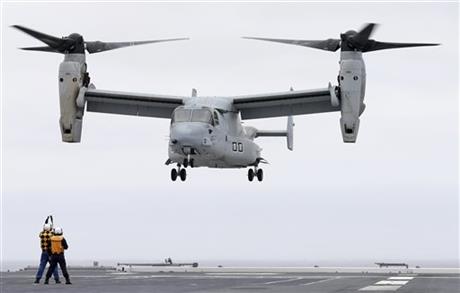 Một máy bay MV-22 Osprey của Thủy quân lục chiến Mỹ hạ cánh trên tàu khu trục JS Hyuga của Nhật Bản ngoài khơi San Diego ngày 14/6/2013