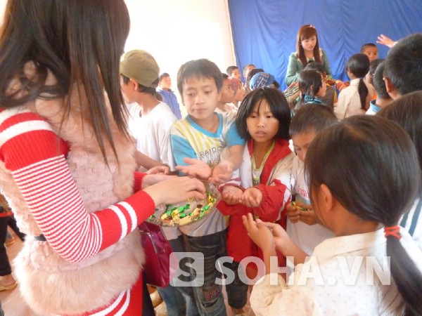 Những đứa trẻ ở Trung tâm Bảo trợ XH tỉnh Lai Châu háo hức chìa tay xin kẹo.