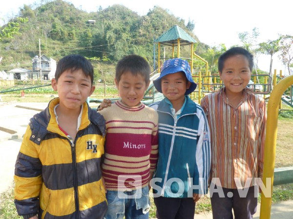 Không chỉ mình Chung (ngoài cùng bên trái) mà còn  những đứa trẻ ở đây đều không biết bố mẹ chúng là ai, ở đâu.