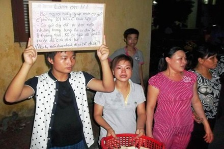 
	Bức ảnh do một người dân chụp cảnh nhóm người xin tiền giúp sản phụ Hà Thị Ngân.