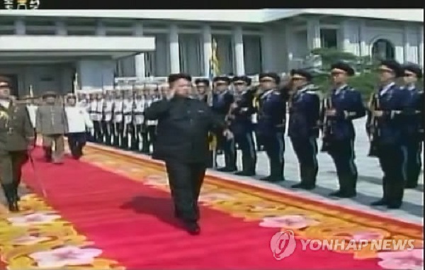 	Chủ tịch Kim Jong-un bước lên lễ đài chuẩn bị duyệt binh.