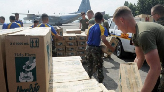 (Trong ảnh: Binh sĩ Mỹ và Philippines chất hàng cứu trợ cho thành phố Tacloban lên một máy bay tại căn cứ quân sự ở Manila)