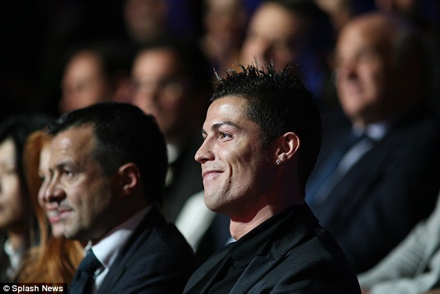  	Ronaldo chỉ biết cười trừ khi tên Messi được xướng lên