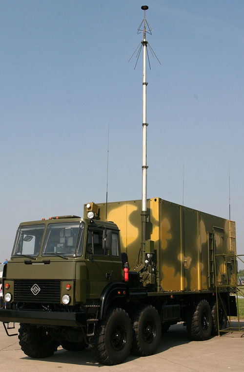 S-400 được hợp thành từ nhiều thành phần như: hệ thống điều khiển và chỉ huy 30K6E; 6 đơn vị chiến đấu 98Zh6E; cơ số đạn tên lửa và tổ hợp bảo đảm kỹ thuật. Trong đó, hệ thống điều khiển chỉ huy 30K6E gồm: Trung tâm điều khiển 55K6E (trong ảnh) và đài radar nhìn vòng 91N6E.