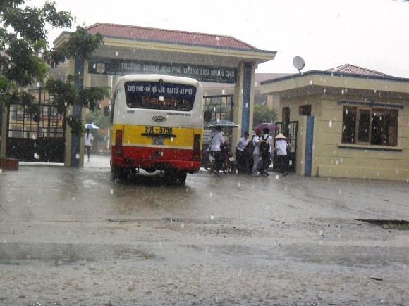 Nhiều thí sinh bắt xe bus để tránh mưa