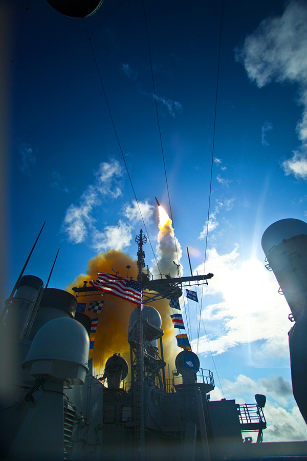 SM-6 được phóng đi từ tàu khu trục tên lửa USS Kidd (DDG 100)
