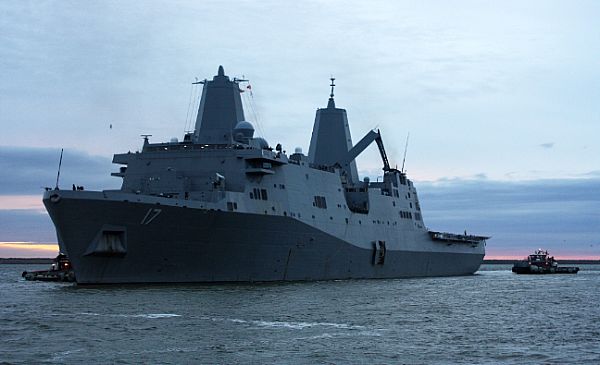 Tàu đổ bộ USS San Antonio tại Norfolk, Virginia (Mỹ). Ảnh: Reuters.