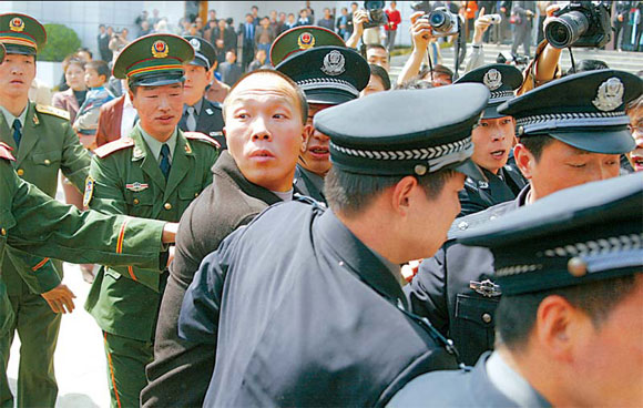 She Xianglin (thứ 3 từ trái sang) đã phải ngồi tù oan suốt 11 năm vì tội giết người mà anh không hề phạm phải