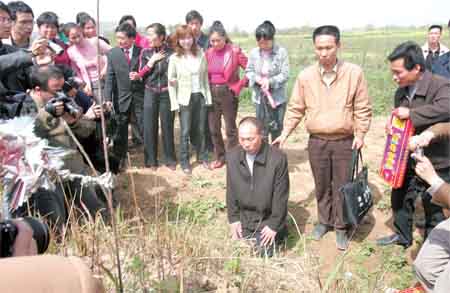She Xianglin quỳ gối thắp hương trên mộ mẹ sau khi anh được trả tự do ngày 13/4/2005