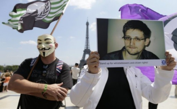 
	Người biểu tình giương ảnh Edward Snowden trong cuộc tuần hành tại Quảng trường Trocadero trước tháp Eiffel ở Paris ngày 7/7/2013