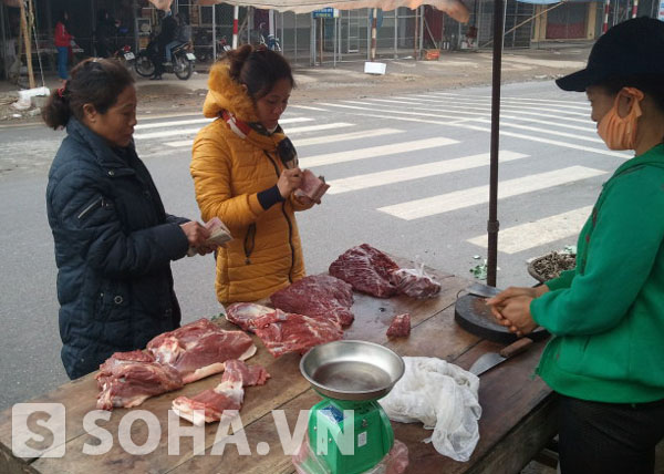Giá nhiều loại thịt tại một số chợ của Hà Nội tăng mạnh trong ngày mùng 2 Tết.