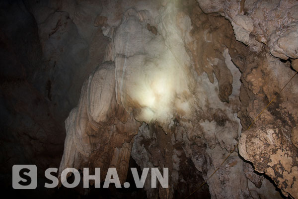 Ngoài suối cá thần, du khách có thể thưởng ngoạn vẻ đẹp của  các khối nhũ đá trong quần thể hang động khi tới thăm thôn Lương.