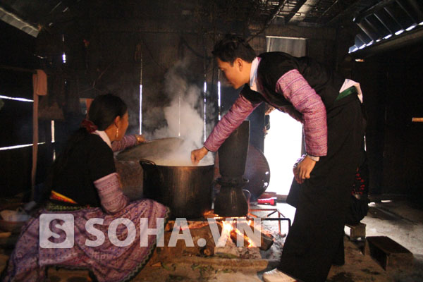 Những chàng thanh niên cũng sẵn lòng làm phụ giúp thêm việc bếp cho các cô gái trong ngày Tết đoàn viên.