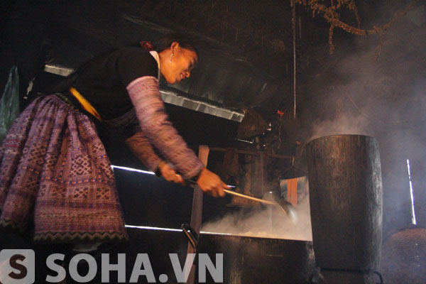 Trong khi những chàng trai làm nhiệm vụ thịt lợn, giã bánh thì những cô gái có trách nhiệm phải nấu nướng trong bếp thật ngon để ngày Tết thêm ấm cúng, vui vẻ.