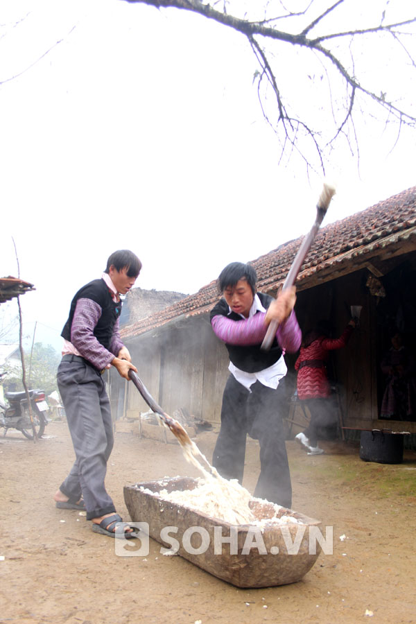 Ở nhà những chàng thanh niên bắt đầu cho một mẻ giã dày để chuẩn bị cho năm mới.