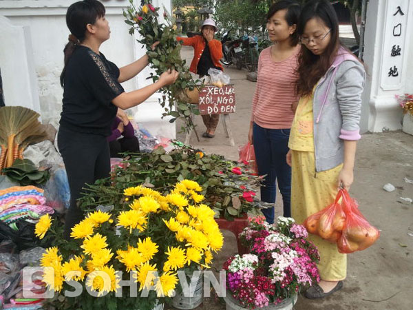 Các loại hoa cũng rất đắt hàng trong sáng nay.