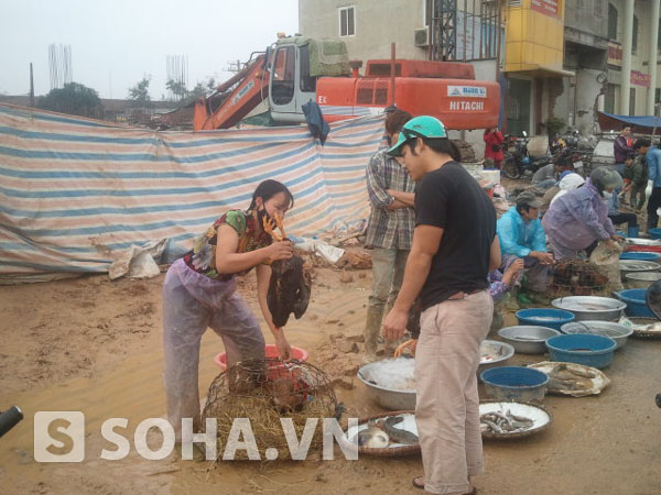 Chỉ gần hết đầu giờ sáng, chị Phương đã bán gần hết 20 con gà ta của gia đình với mức giá tăng cao hơn so với những ngày trước đó.