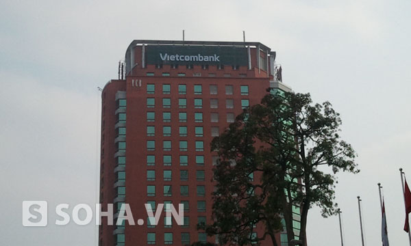 Nhận diện thương hiệu được thay thế với phông chữ mới của Vietcombank tại trụ sở số 198 Trần Quang Khải, Hoàn Kiếm, Hà Nội (Ảnh chụp vào chiều 19/3).